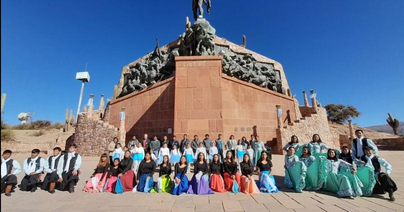 Acto patrio en la explanada del monumento a la Independencia 