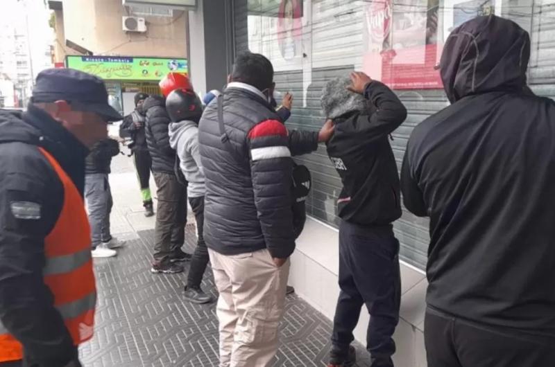 Detuvieron a 5 personas con intenciones de robo en un local comercial de San Salvador