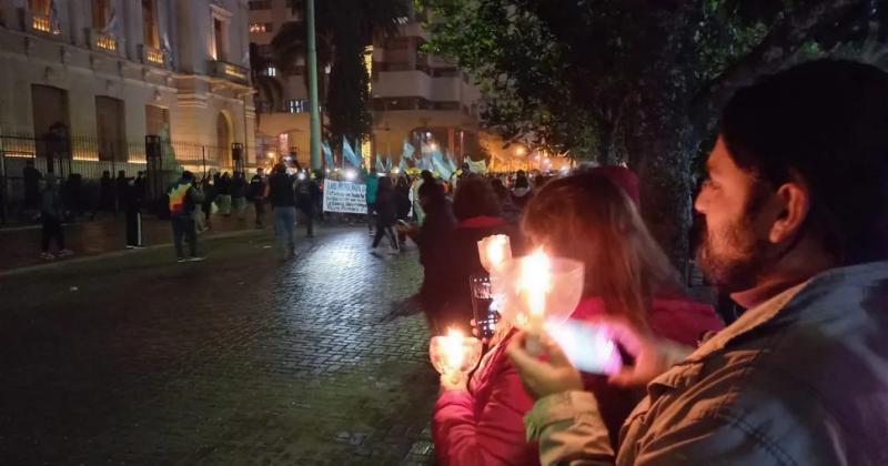 Marcha de las velas y citaron a docentes para tratar nueva oferta salarial