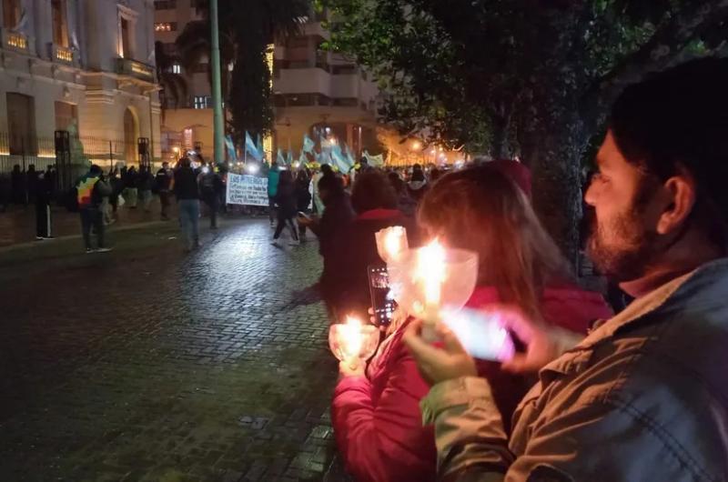 Marcha de las velas y citaron a docentes para tratar nueva oferta salarial