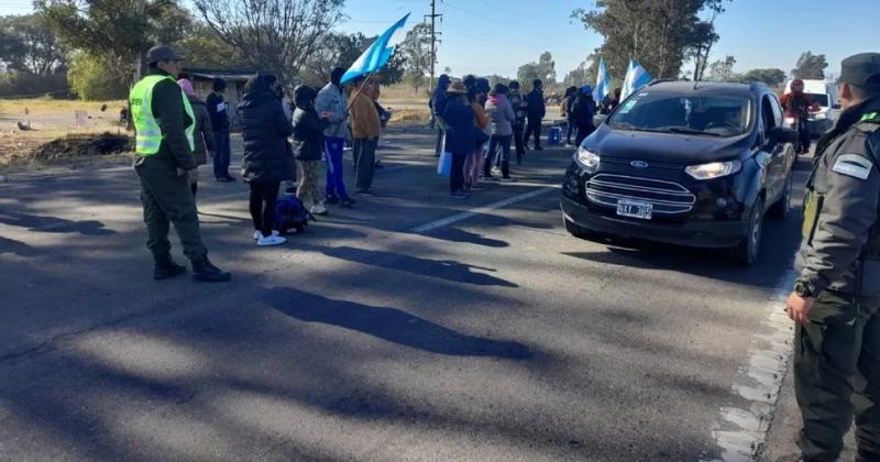 Manifestantes volvieron a cortar rutas despueacutes que las liberara Gendarmeriacutea