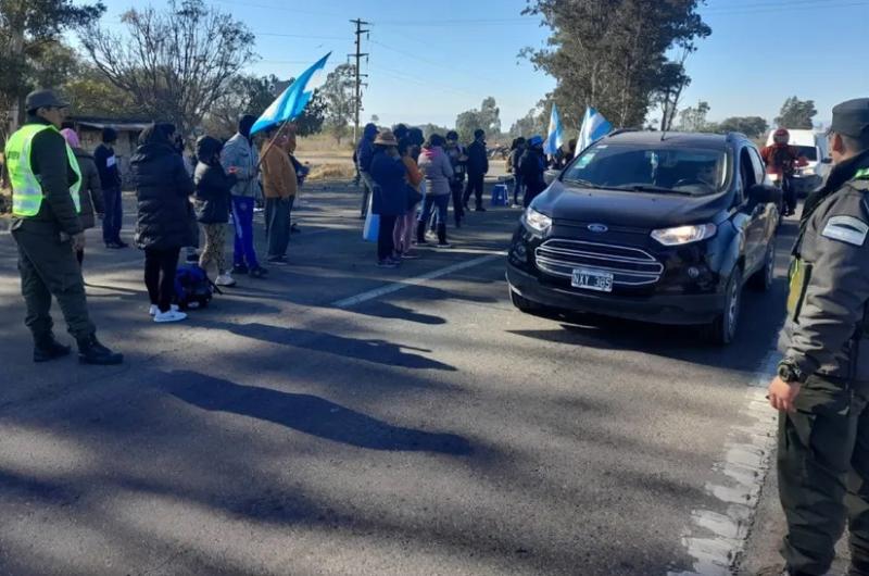 Manifestantes volvieron a cortar rutas despueacutes que las liberara Gendarmeriacutea