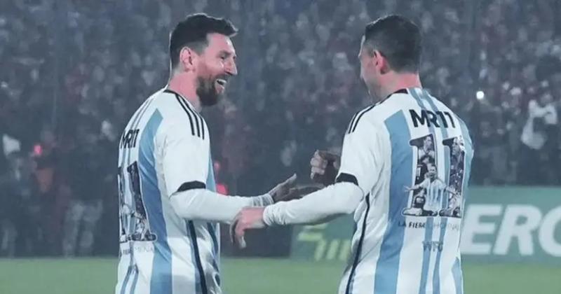 Maxi Rodriacuteguez recibioacute una emotiva despedida en Rosario con Messi y otras grandes figuras