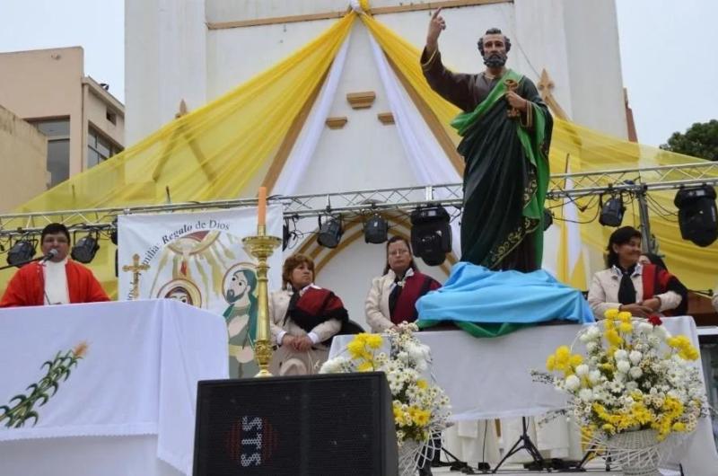 Uacuteltimos preparativos para celebrar la festividad en honor a San Pedro Apoacutestol