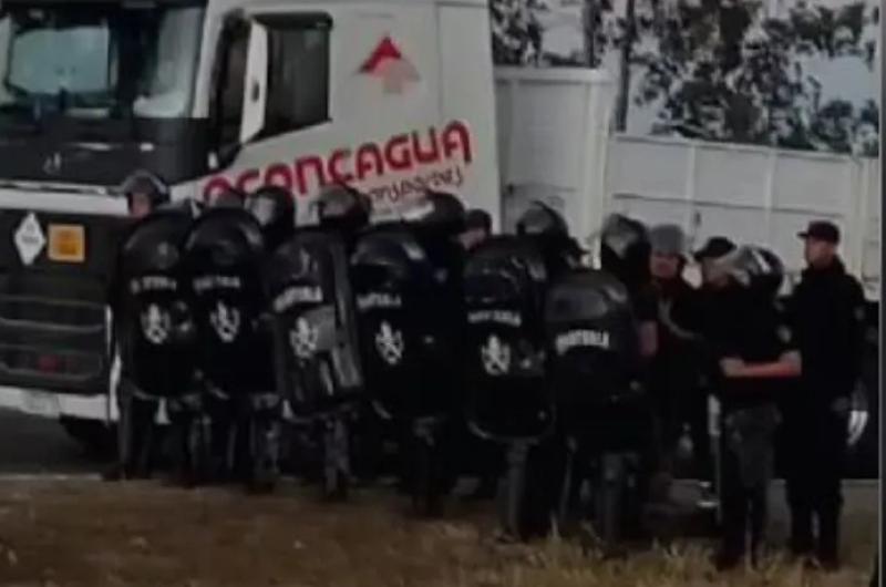 La policiacutea desalojoacute a manifestantes que cortaban la ruta 66
