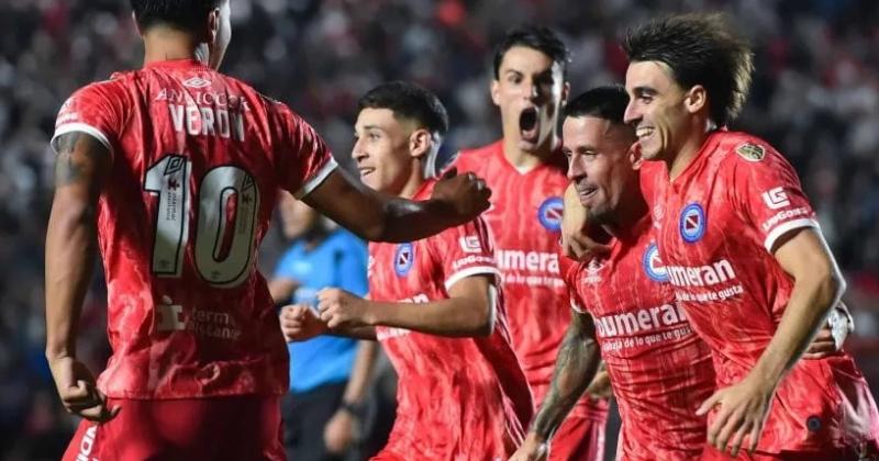 Argentinos Juniors define el liderazgo del Grupo E contra Independiente del Valle