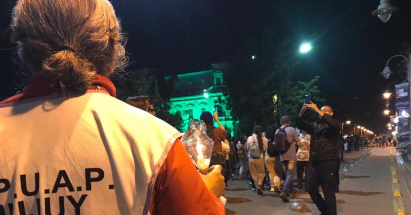 Nueva marcha de las antorchas con una multitud en las calles protestando 