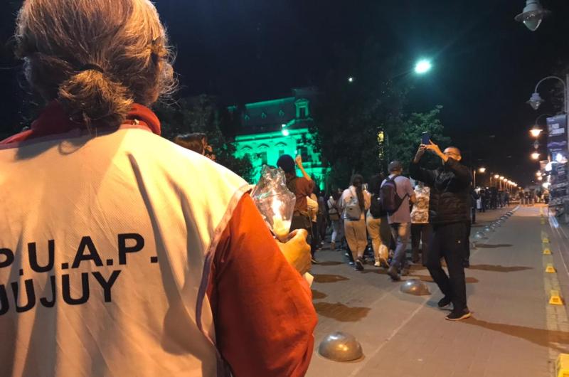 Nueva marcha de las antorchas con una multitud en las calles protestando 