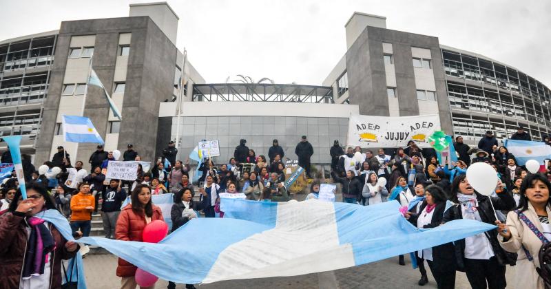 Marcha de docentes de ADEP hacia el Ministerio de Educacioacuten