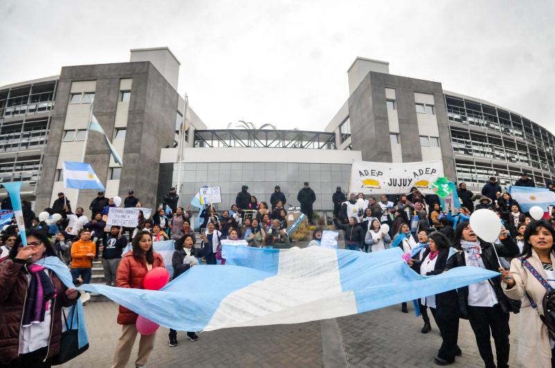 Marcha de docentes de ADEP hacia el Ministerio de Educacioacuten