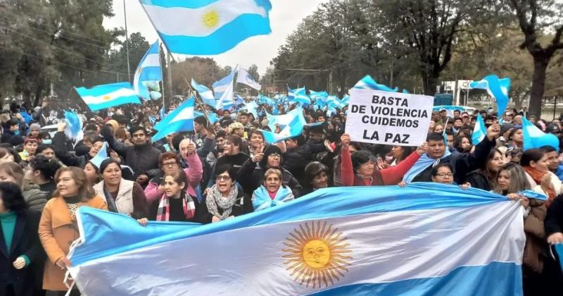 Jujentildeos marcharon por el restablecimiento de la paz