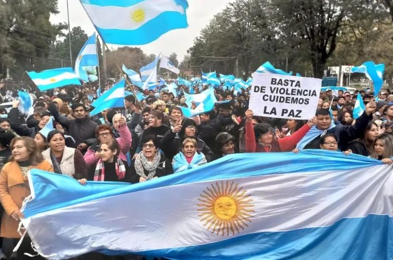 Jujentildeos marcharon por el restablecimiento de la paz