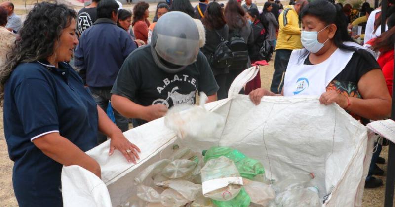 Campantildea de concientizacioacuten para disminuir el consumo de plaacutesticos de un solo uso