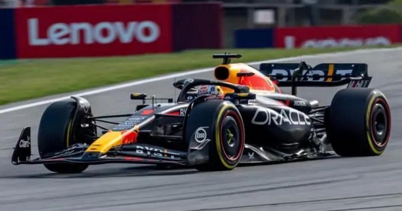 Verstappen afina su Red Bull con el mejor tiempo en los ensayos