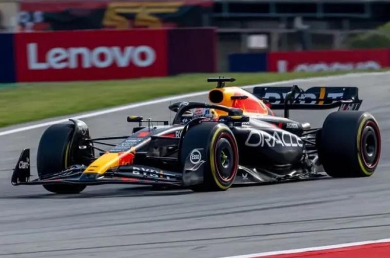 Verstappen afina su Red Bull con el mejor tiempo en los ensayos