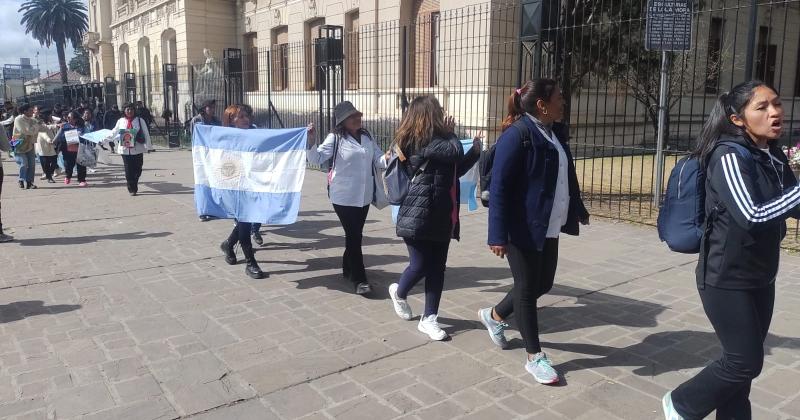 Adep realizoacute un abrazo simboacutelico en la Casa de Gobierno