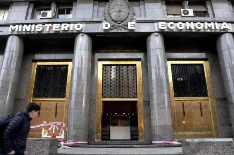 El Ministerio de Economiacutea sorteoacute un nuevo vencimiento de la deuda 