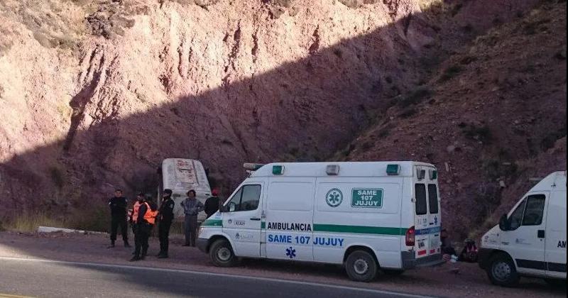 Un muerto y 4 personas heridas tras volcar una camioneta sobre ruta 52