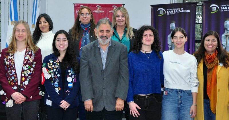 Estudiantes que participan de programas de intercambio visitaron el edificio Municipal