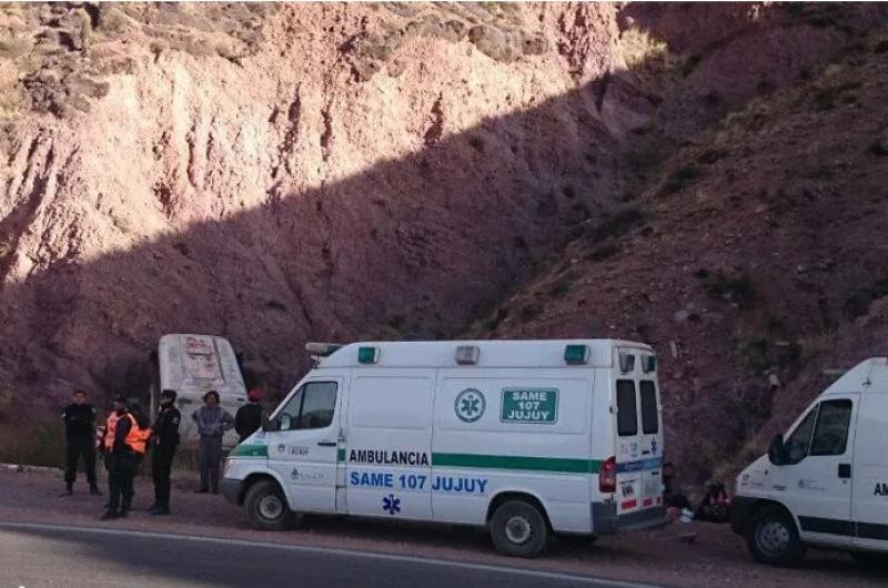 Un muerto y 4 personas heridas tras volcar una camioneta sobre ruta 52