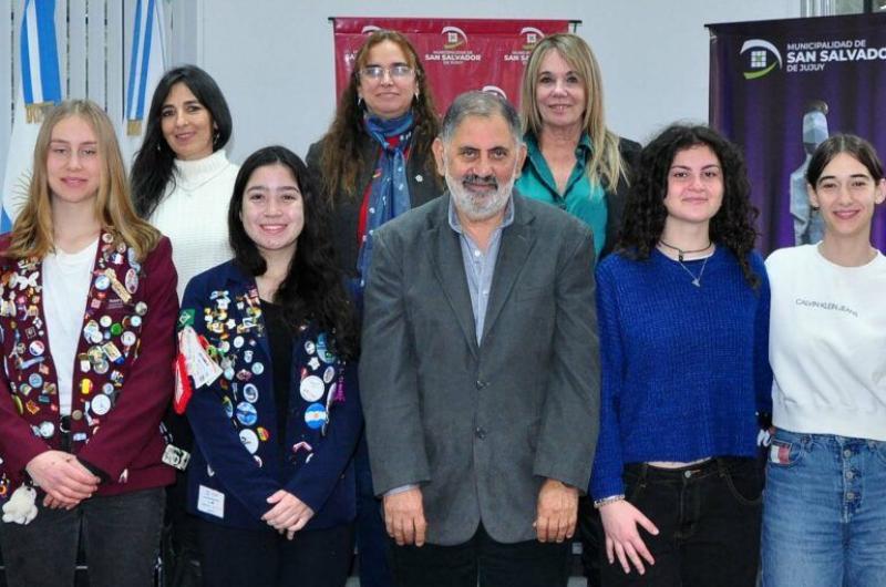 Estudiantes que participan de programas de intercambio visitaron el edificio Municipal