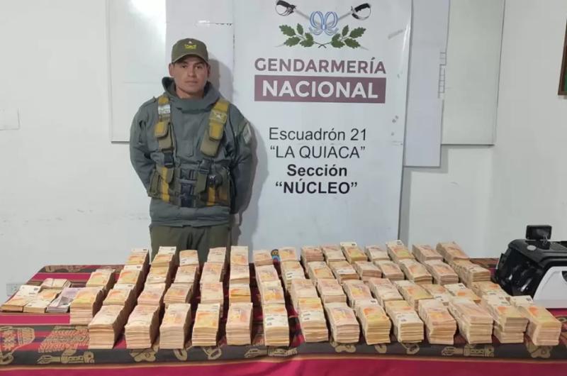 Arrestaron a un conductor que transportaba maacutes de 28 millones de pesos sin aval legal