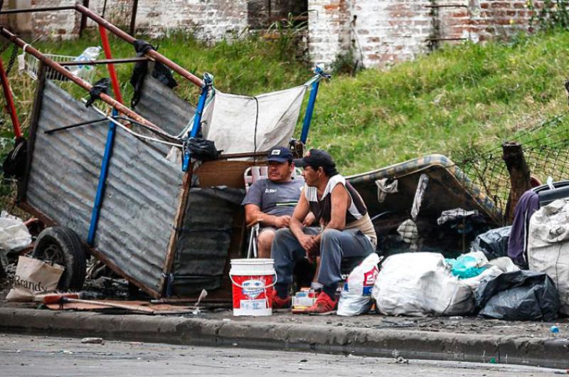 Una familia necesitoacute 232427 mensuales para no ser pobre