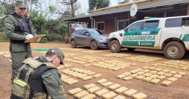 Abandonan un vehiacuteculo con maacutes de 433 kilos de marihuana