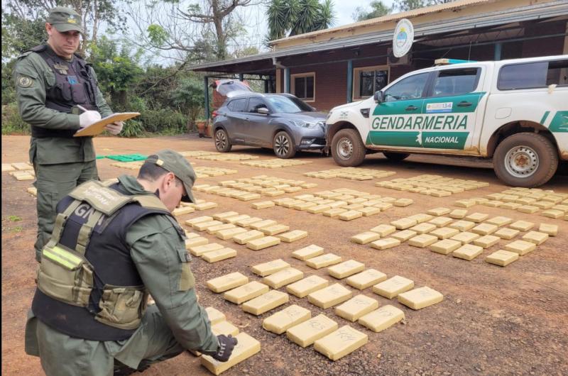 Abandonan un vehiacuteculo con maacutes de 433 kilos de marihuana