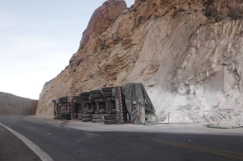 Fuerte colisioacuten en ruta nacional 66 y volcoacute un camioacuten minero a la altura de Susques