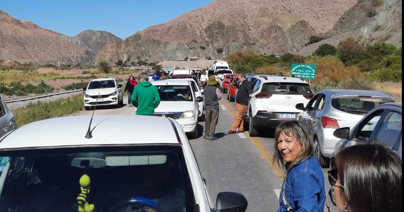 Turistas indignados discutieroncon piqueteros y lograron paso