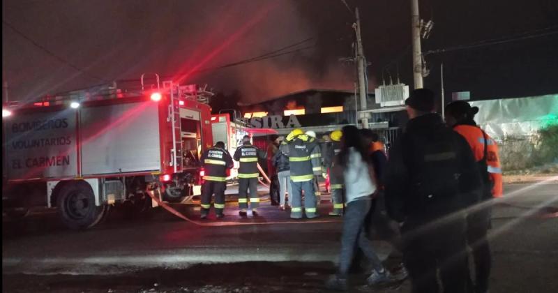 Voraz incendio se desatoacute en un depoacutesito de Alto Comedero- no hubo heridos