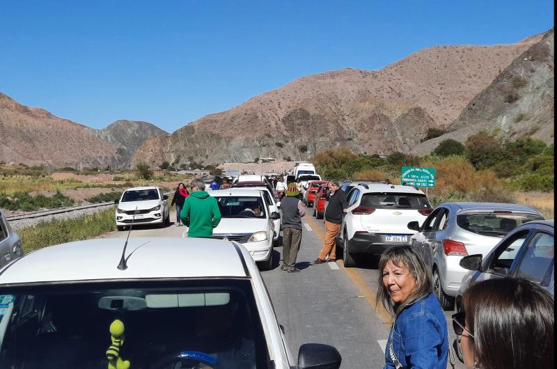 Turistas indignados discutieroncon piqueteros y lograron paso