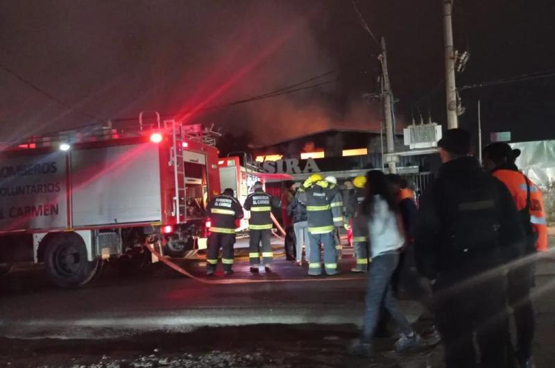 Voraz incendio se desatoacute en un depoacutesito de Alto Comedero- no hubo heridos