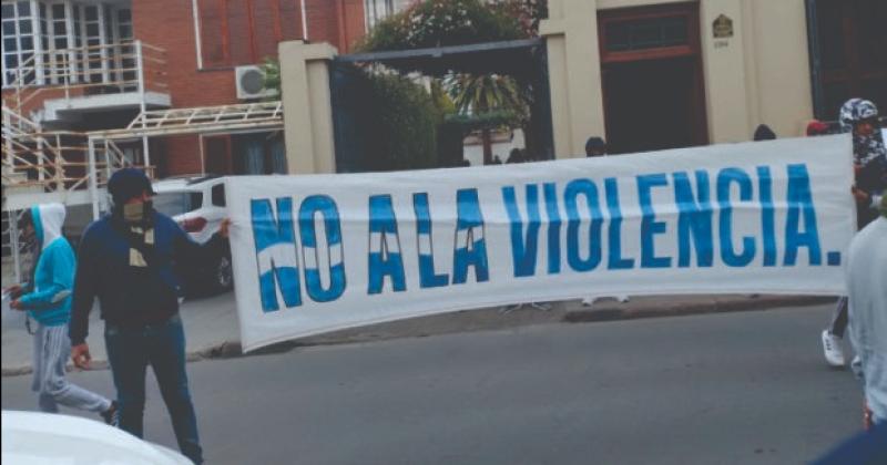 Jujentildeos lo recibieron con un cartel y lo tildaron de golpista