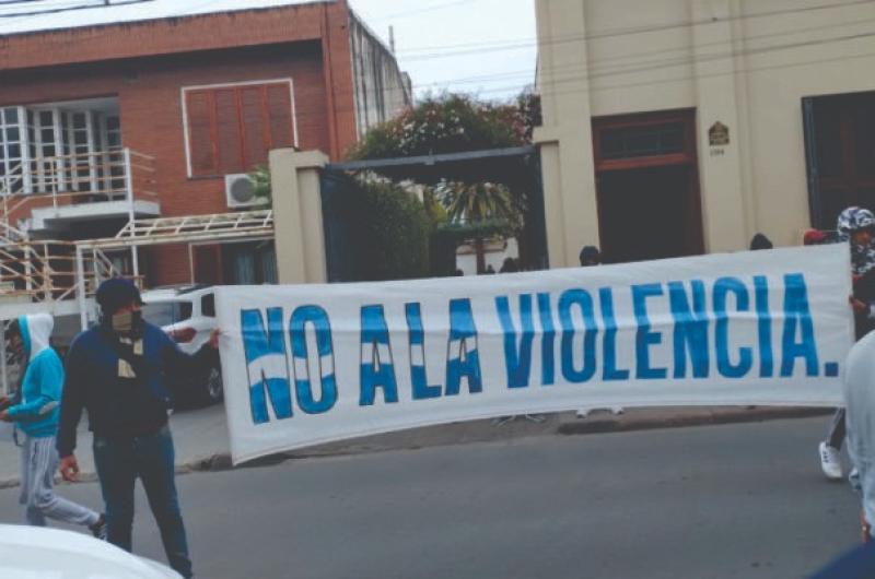 Jujentildeos lo recibieron con un cartel y lo tildaron de golpista