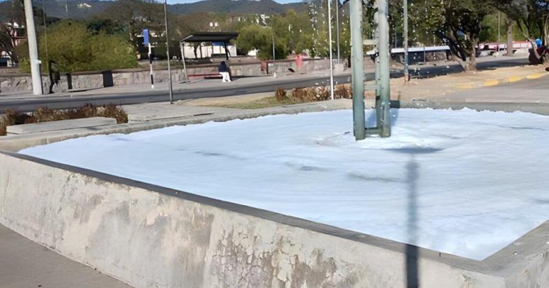 Acto de vandalismo en fuente de Av 19 de Abril y Lamadrid