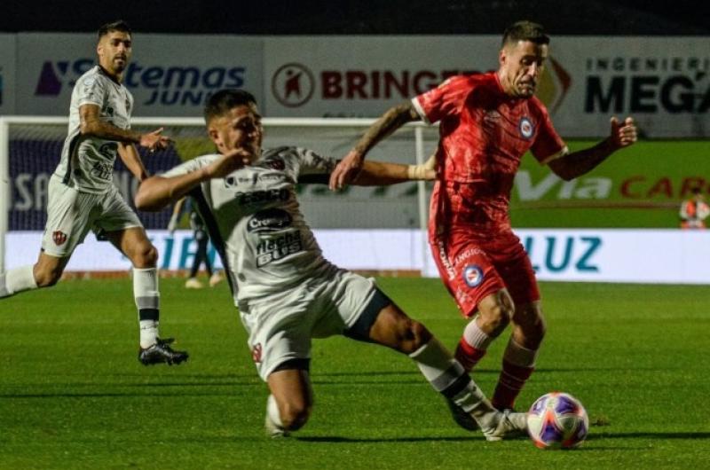 Argentino destronoacute al campeoacuten Patronato y pasoacute a los octavos de final