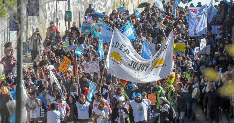 Los docentes marchan por incumplimiento de las paritarias del Gobierno