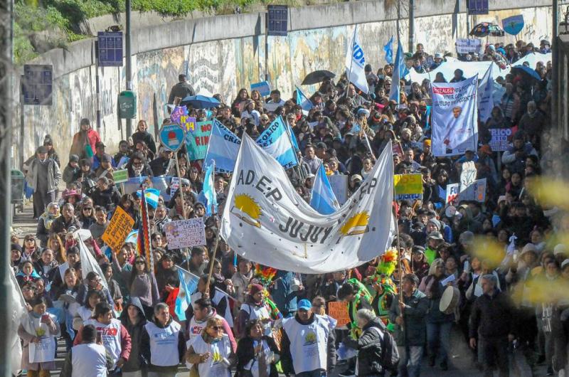 Los docentes marchan por incumplimiento de las paritarias del Gobierno