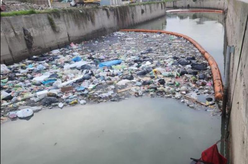 Hallan a un empresario descuartizado dentro de una valija en un arroyo