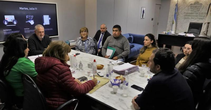 Ministro Bohuid en reuniones con gremios del sector salud