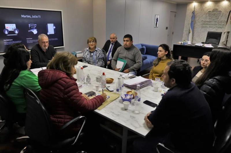 Ministro Bohuid en reuniones con gremios del sector salud