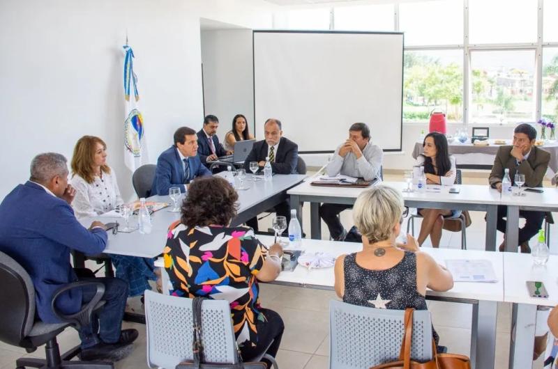 Gremios de educacioacuten seraacuten losprimeros citados para la paritaria  