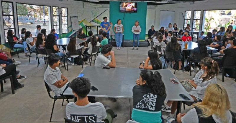 Expertos en negocios y ambiente capacitaron a joacutevenes para la FNE