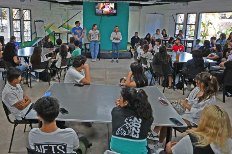 Expertos en negocios y ambiente capacitaron a joacutevenes para la FNE