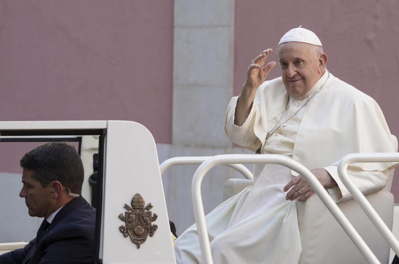 Francisco reveloacute que su visita a la Argentina estaacute en programa