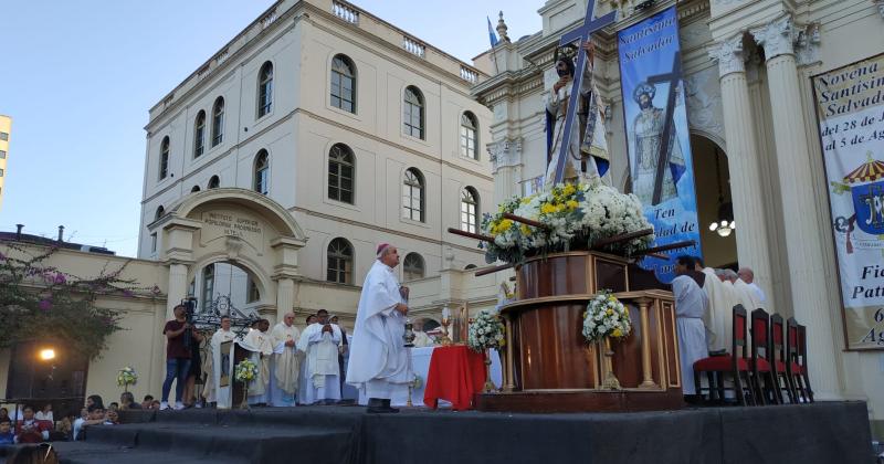 Con fervor feligreses honraron al Santiacutesimo Salvador