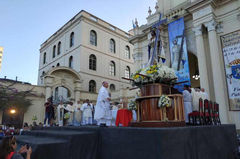 Con fervor feligreses honraron al Santiacutesimo Salvador