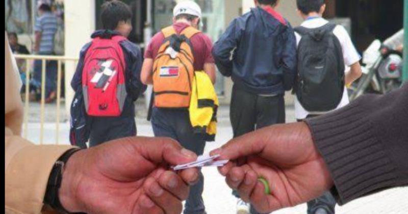 Apresados por ofrecer estupefacientes a menores en las afueras de un colegio